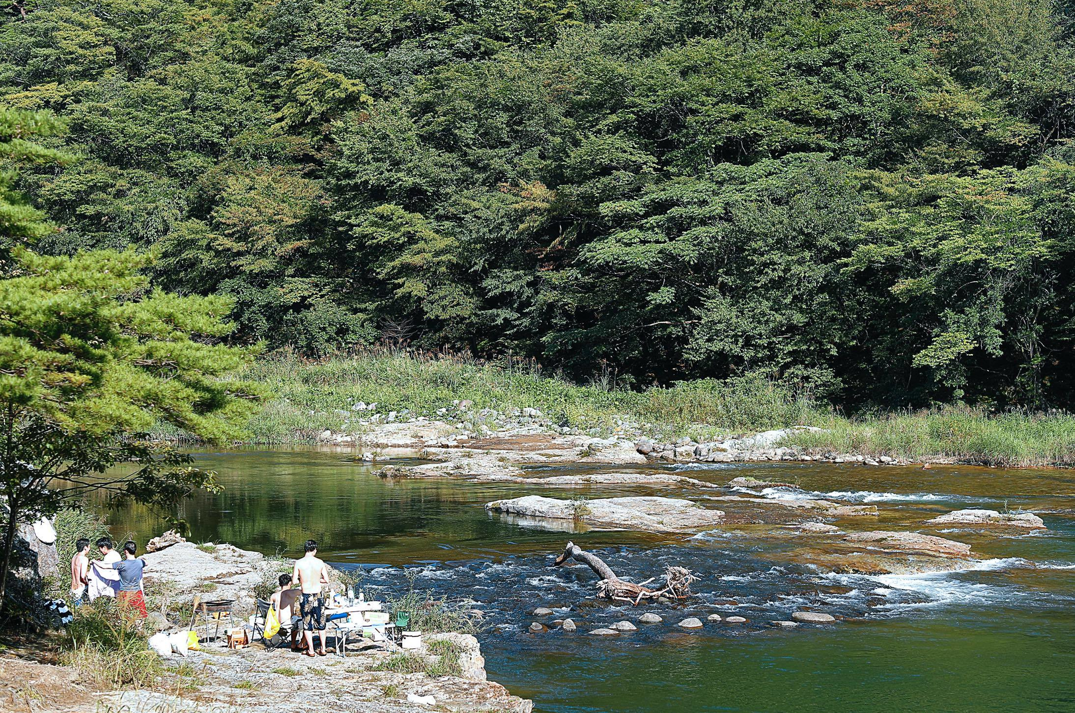 河原での水遊び④